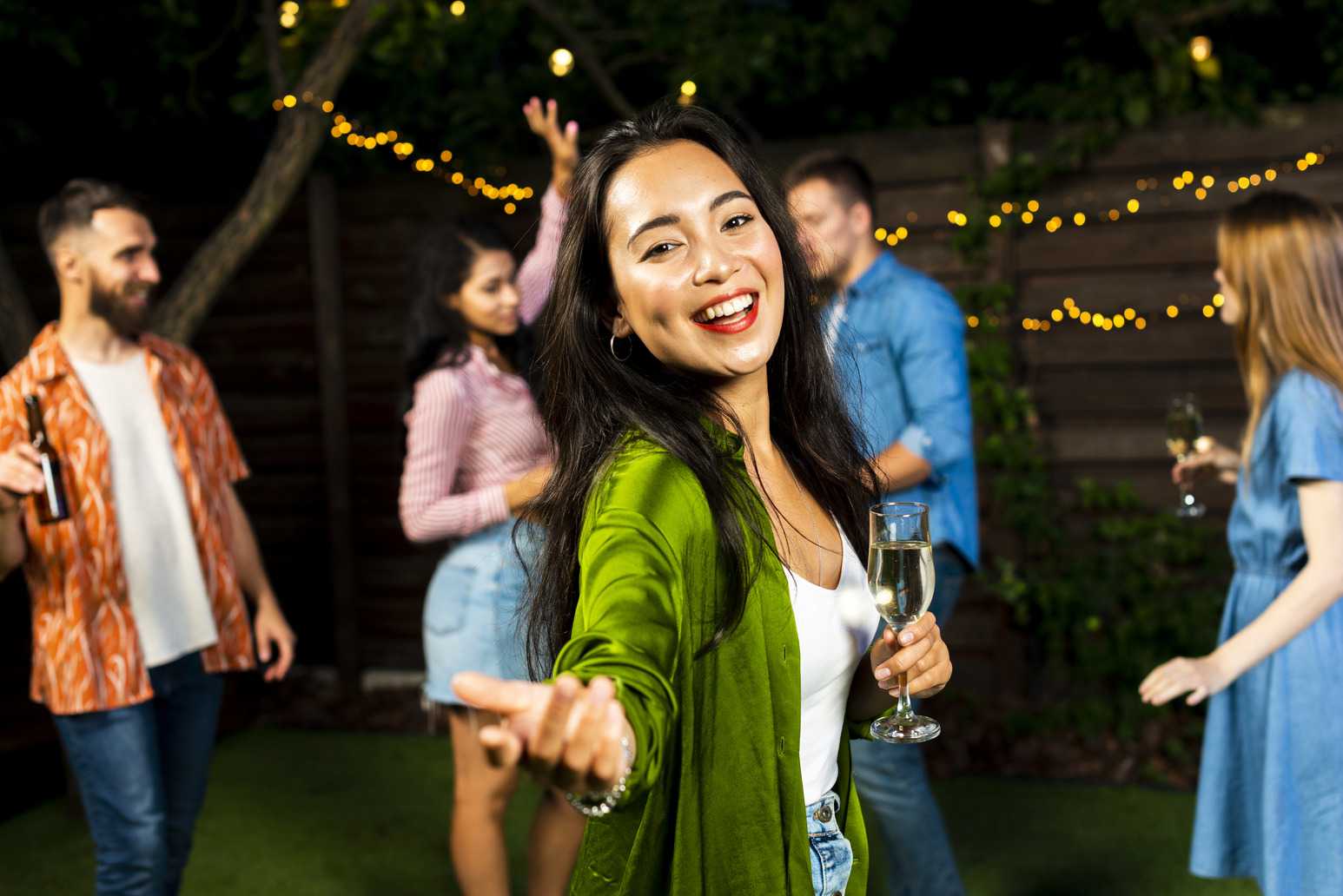 Datang ke Acara Pesta Sendirian? Siapa Takut